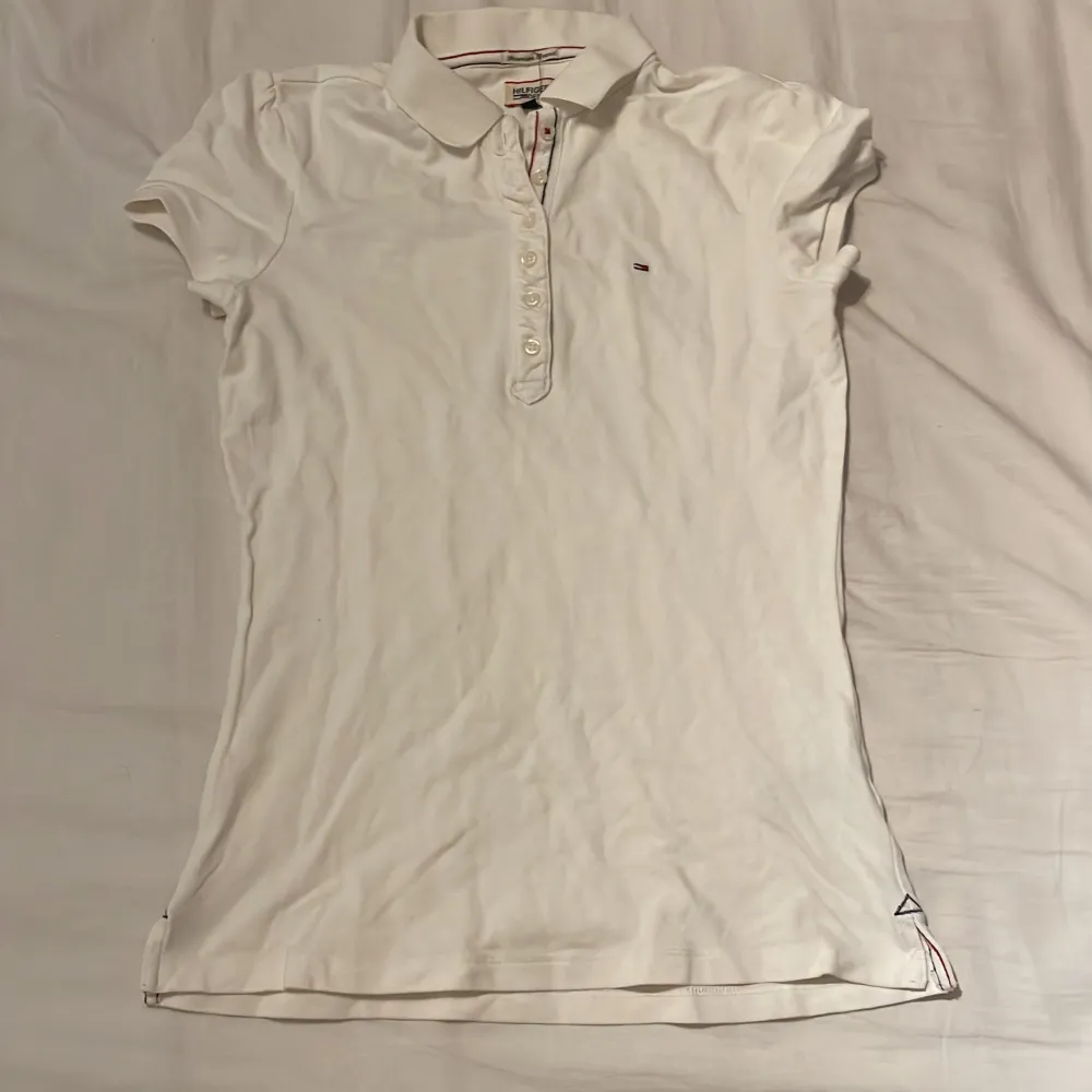 En vit Tommy Hilfiger skjorta i storlek S.. Skjortor.