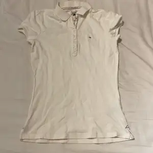 En vit Tommy Hilfiger skjorta i storlek S.