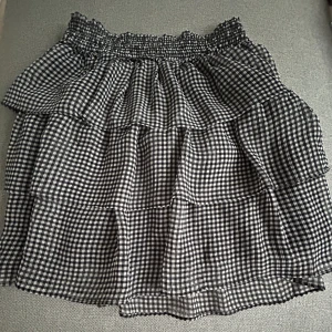 Volangkjol - Säljer denna super söta volangkjolen, perfekt inför sommar och vår. Köparen står för frakten💕