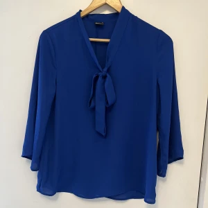 Blus från Gina tricot - Knytblus en härlig blå färg, aldrig använd! Storlek 34 från Gina tricot