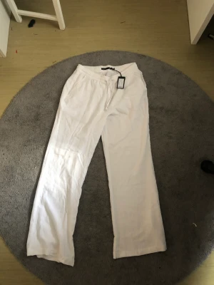 Linnebyxor - Helt nya linnebyxor från lager 157 storlek S. Säljer för att jag inte kunde skicka tillbaka lägre. Köparen står för frakten. Kom privat för fler frågor. 