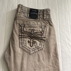 rock revival byxor - fel fria och materialet är skit bra ditaljerna på dessa byxor e fira och dom e knappt använda. vill gärna byta bort dessa 