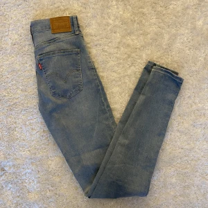Levis Super Skinny Jeans Dam - Levi’s Mile Super Skinny jeans i storlek 26. Hög midja. Dammodell.