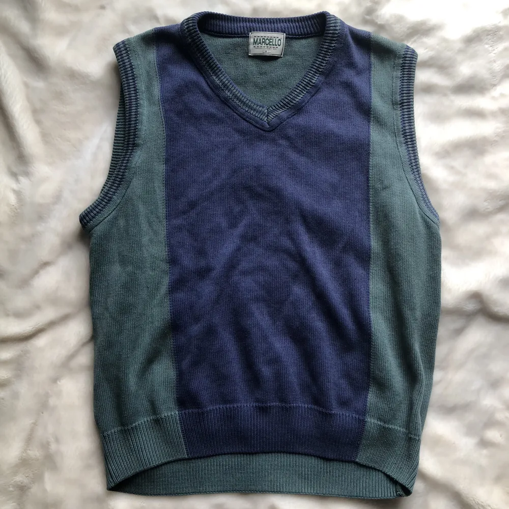 En assnygg grön och lila sweatervest i bra material. Köpt second hand men får tyvvär ingen användning för den.. Tröjor & Koftor.