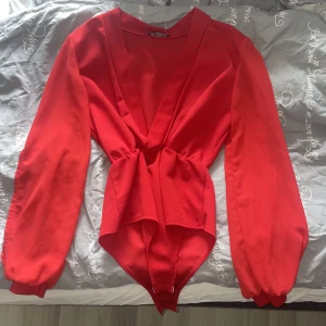 Röd body  - Två exakt likadana bodys från boohoo. Väldigt bra kvalite eftersom jag bara använt de ett fåtal gånger endast på tävling. Den ena är i storlek 6 och den andra i 8. Köpt 399 kr st. Bra material ❤️