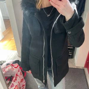 Svart kappa! - Heej!! Säljer denna såå fina svarta kappa. Lite längre och går hälften över rumpan. Använd men i ett fint skick, säljer för att jag köpt fler kappor..❤️(storlek S) Köpt på zalando av något märke jag ej kommer ihåg✌🏼❤️