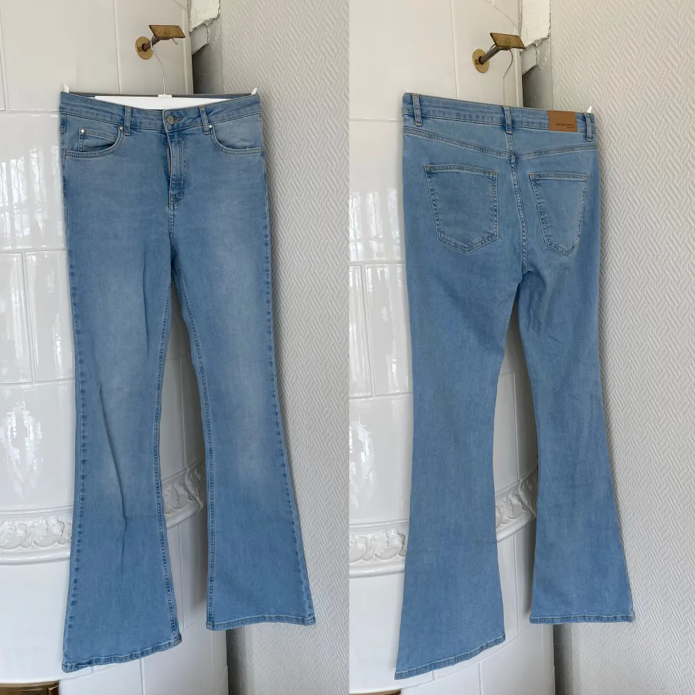 Snygga bootcut jeans från Gina Tricot, endast använd fåtal gånger. Skulle säga att de är lite midwaist, i storlek M 💙. Jeans & Byxor.