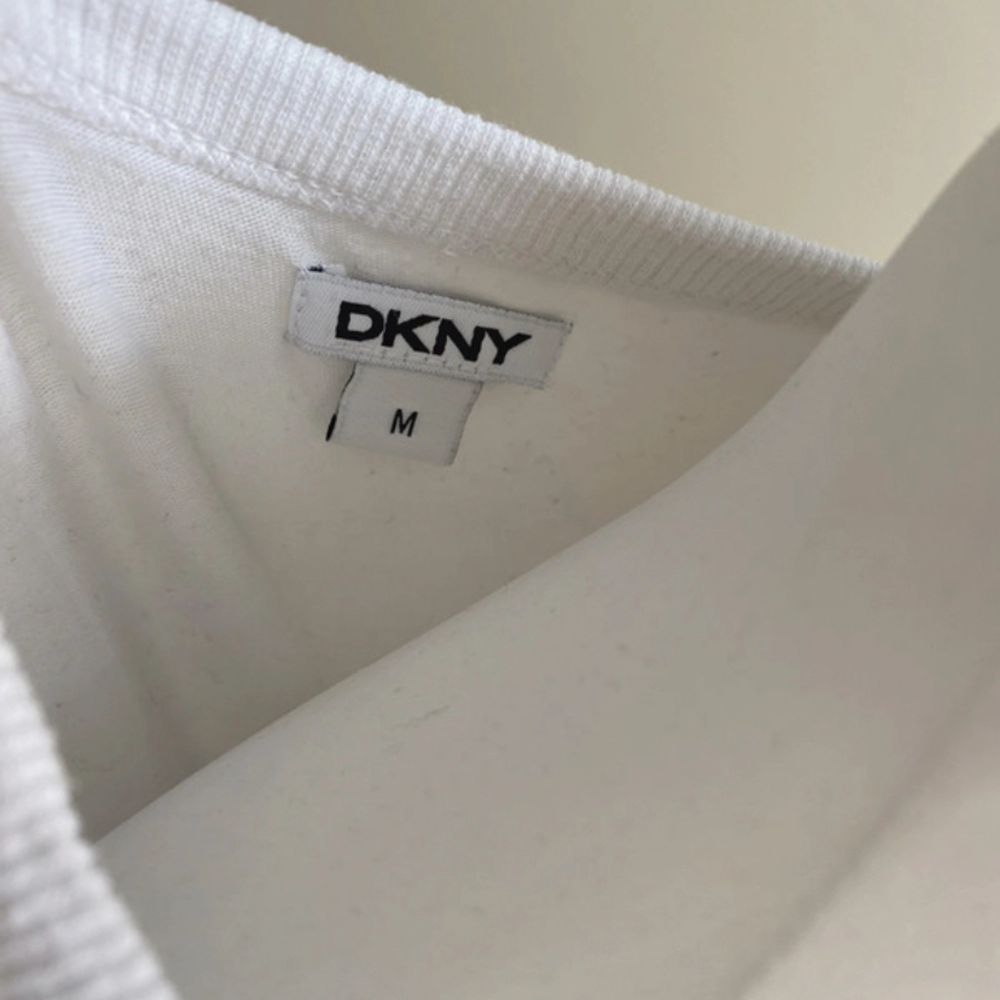 Snygg t-shorts med kvinnlig form ifrån DKNY. Sitter som en storlek S/M. Som ny!. T-shirts.