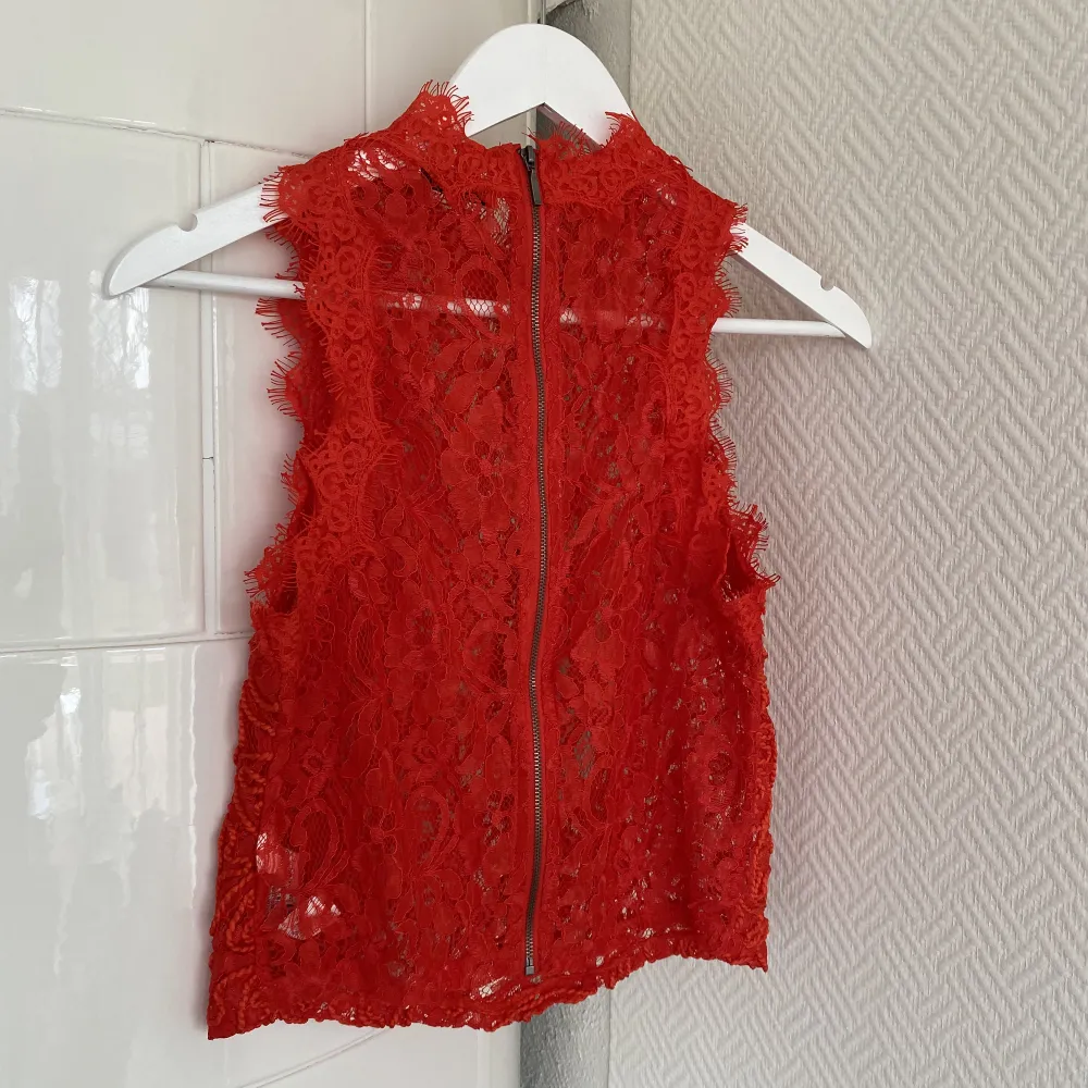 Rött linne från Zara, storlek S. Endast använd 1 gång ❣️Perfekt till fest eller nu till sommaren!. Toppar.
