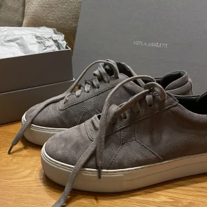 Arigato skor nyskick  - Säljer arigatos storlek 38, sparsamt använda av min vän men va för stora så jag fick tillbaks dom. (Gav dom i present)   Pris kan diskuteras vid snabb affär.  Box ingår 