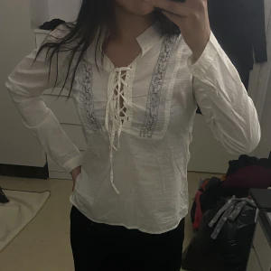 Vit linne blus - Vit tunn linne blus. Använd fåtal gånger och i bra skick