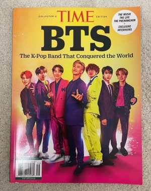 BTS MAGASIN  - officiellt BTS magasin. Den är ganska rare och orginal pris var 500 kr. Har en defekt på vänster sida men annars inget. Orörd och endast bläddrad i. Pris kan diskuteras 