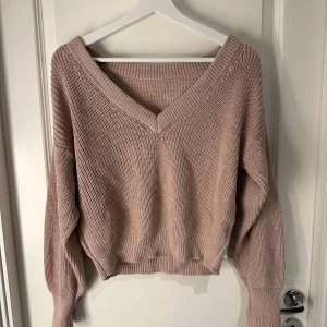 Virkad gammelrosa tröja - Virkad smuts/gammelrosa tröja från Gina Tricot. Endast använd en gång, fri från defekter. 