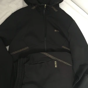 Hugo boss dress  - Hugo boss dress  Kofta i storlek M i byxor S 