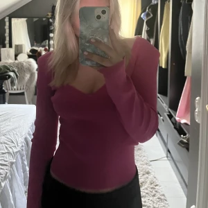Topp - Jättefin rosa tröja!💞 Köpt på nakd för ca 450kr säljer för 200+frakt💕 Aldrig använt, som helt ny!💕