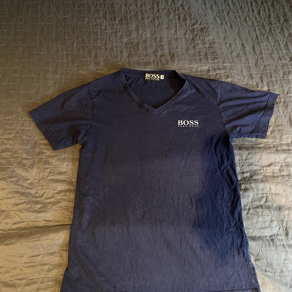 Hugo Boss T-shirt. Storleken är mindre än M. . Tröjor & Koftor.