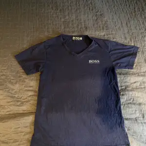Hugo Boss T-shirt. Storleken är mindre än M. 