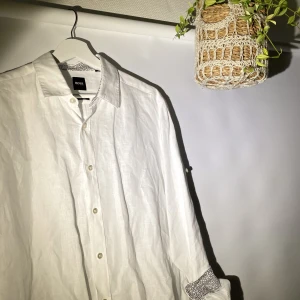 Hugo Boss Linneskjorta  - Hej, säljer en helt oanvänd linneskjorta från Hugo Boss. Storlek Large och True To Size. Perfekt skick. Finns knappar att vika upp ärmarna på. Nypris runt 1100kr. Priset är inte hugget i sten. Hör av dig vid frågor 
