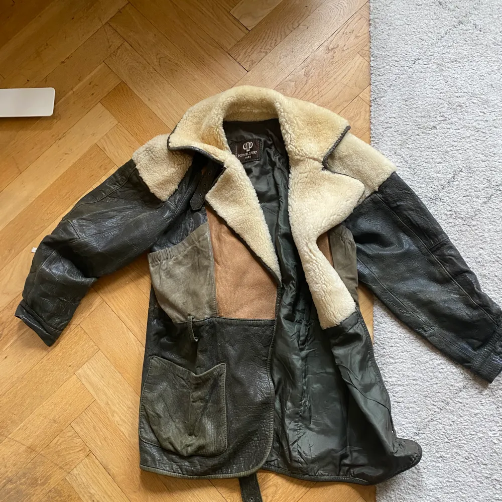 köpte en unik äkta skinn jacka på en vintage affär i New york för 6500. Har används väl. Passar alla storlekar beroende på vad du vill ha för fit. Kan användas på vinter men även vår. . Jackor.