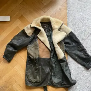 köpte en unik äkta skinn jacka på en vintage affär i New york för 6500. Har används väl. Passar alla storlekar beroende på vad du vill ha för fit. Kan användas på vinter men även vår. 