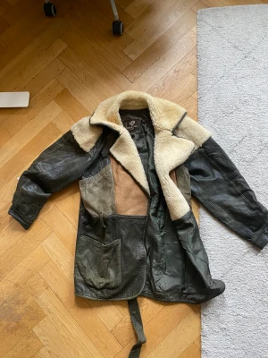 Skinn jacka med mocka och päls VINTAGE - köpte en unik äkta skinn jacka på en vintage affär i New york för 6500. Har används väl. Passar alla storlekar beroende på vad du vill ha för fit. Kan användas på vinter men även vår. 