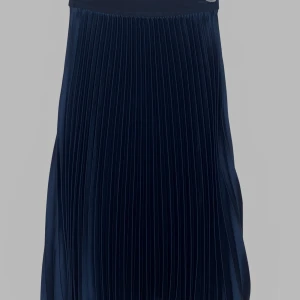 Kjol - Lång vecklad kjol som inte kommit till användning, använd fåtal gånger och är i bra skick! 💞