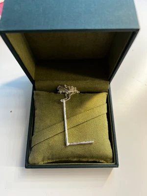 Maria Nilsdotter halsband - Säljer detta halsband från Maria Nilsdotter ❤️ super super bra skick och detta halsband är köpt i slutet av januari, däeför betalde jag full pris (3000kr) och inte köpt på outleten❤️‍🔥 +kedja ingår!