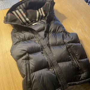 Burberry jacket detachable  - Strlk: s har använt den i ungefär 2 veckor, säljer den pågrund av att den sitter lite för tajt på mig. Men annars är den helt ny, finns inget kvitto har slarvat bort den. De går att diskutera pris. 