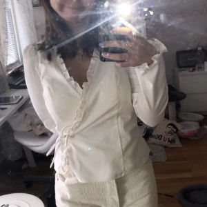 Other stories  - Jätte fin blus från other stories som blivit för liten. Storlek 36 men lite liten i storleken. Endast provad hemma. Den knyts omlott. By pris 699kr  ENDAST UPPHÄMTNING I TROLLHÄTTAN 