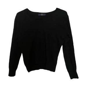 Svart sand tröja - Använd typ tre gånger. Det står att storleken är L men skulle säga att den är M. Undrar man nåt eller vill ha mer bilder så är det bara att kontakta.