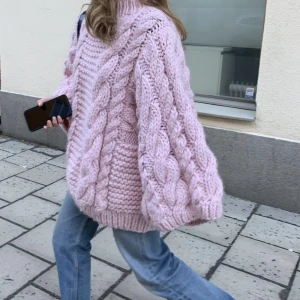 Oversized stickad tröja - Världens finaste stickad tröja från Gina Tricot! Köpt förra året och sparsamt använd❤️I princip identisk med tröjan på Matilda Djerf! Så fin till linnebyxor eller klänning nu till våren/sommaren😍På bilden har jag vikt upp ärmarna. Kan frakta och mötas upp!