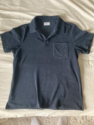 Frotté Piké - Säljer min skitsnygga mörkblåa frotté piké. Aldrig använd bara provad. Sitter bra på mig som är 183cm lång