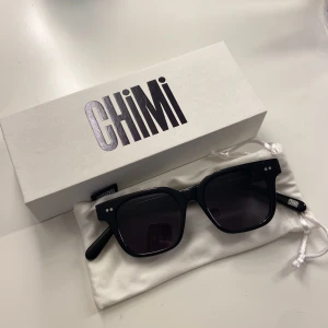 Chimi solglasögon❤️‍🔥 - Ett par svarta helt oanvända chimi glasögon i storlek 004 midi❤️‍🔥 köpta för 1200 ungefär men dom var för små för mig så jag har inte använt dom🫶🏻 kontakta mig priv för mer info👍🏼 + frakt