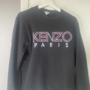 Kenzo sweatshirt - en äkta kenzo sweatshirt som är köpt förra året, har använt den ett par fåtal gånger och har inga skador. (Den tvättas innan den skickas)