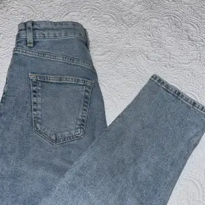 mom jeans som sitter jättebra 🤍 endast använda ett fåtal gånger