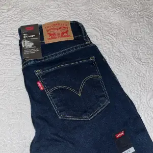 helt nya 711 Levi's jeans storlek w24 l32 🤍