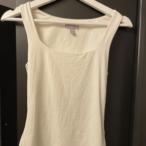 Vitt linne - Skönt vitt linne som går att ha på två sätt. Från hm i storlek XS.