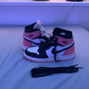 Jordan 1  - Rosa Jordan 1 high, boxen är slängd. Skicket är 6/10