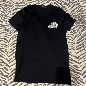 Moncler t shirt  - Moncler t shirt i storlek s  Nyskick  Nypris 2500 kr