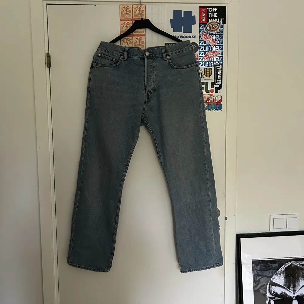 Riktigt fina baggy weekday jeans i modellen space relaxed straight jeans! Endast testade och är därför som nya! Väldigt långa i benen men går ofc att klippa eller vika upp! . Jeans & Byxor.