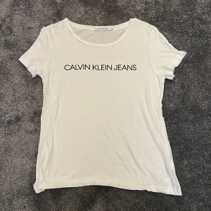Calvin Klein tröja  - Säljer denna Calvin Klein tröja som är i storlek L men passar mig som brukar ha storlek s/xs 