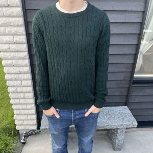 Kabelstickad kashmir tröja - Säljer denna kabelstickade Kashmir tröja. Skick 9/10. nypris ligger runt 1000kr mitt pris 299. strl M/S