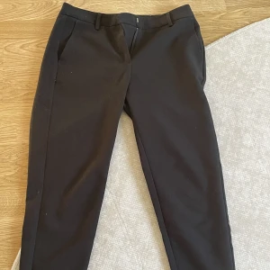 Svarta kostymbyxor  - Svarta kostymbyxor i storlek 36 använda ett par gånger men är fortfarande i perfekt skick!!