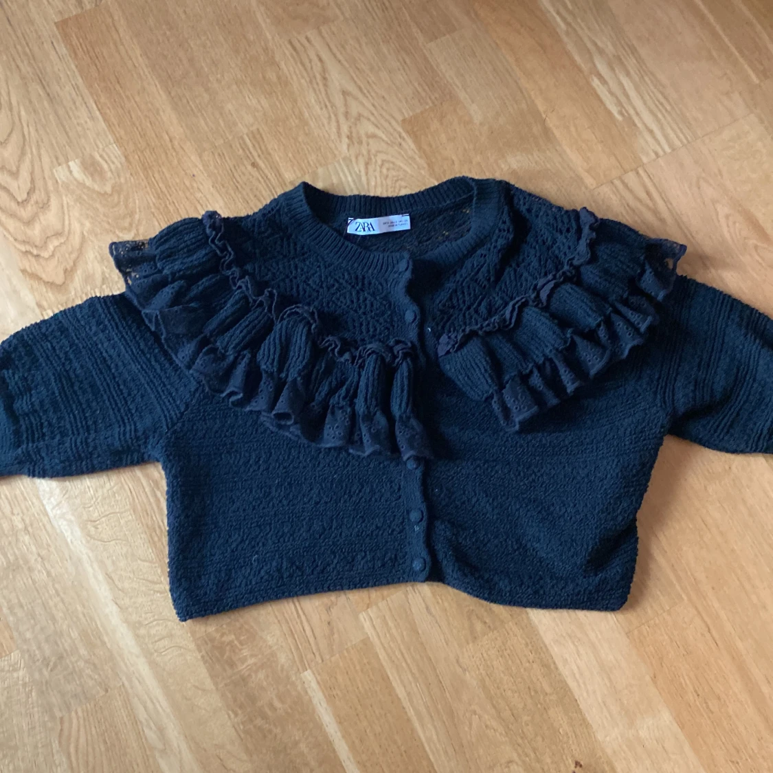 En fascinerande och söt tröja med spetts!!