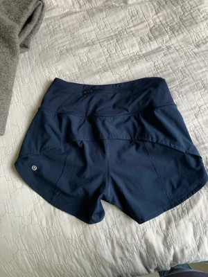 Lululemon shorts - Säljer mina marinblå lululemon shorts som är sparsamt anväda och därmed perfekt skick