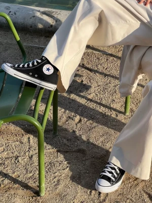 Svarta Converse  - Super snygga och trendiga Converse! Nyskick och säljer så de knappt kommit till användning. Passar alla väder och outfits🤩