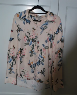 Blus - Blus från H&M i storlek 38. Använd men i bra skick! 