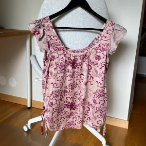 odd molly topp - en rosa mönstrad odd molly topp/blus!! 100kr. hittar ingen storlek i men skulle gissa M beroende på hur man vill att den ska sitta🩷 Skriv vid intresse⭐️