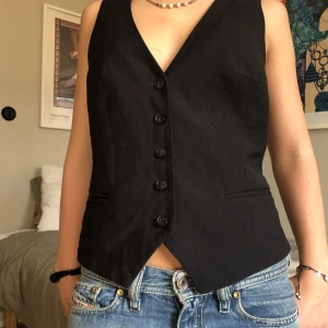 Kostymväst - Fin svart kostymväst från HM i storlek 38💕modellen är storlek xs-s 