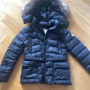 En jätte fin svart moncler jacka. Andvänd få tal gånger. Ny pris ca 7000kr